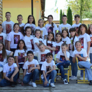 учні 4 класу в однакових футболках