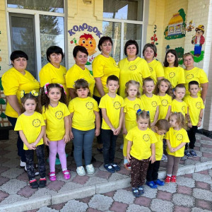 група дітей у футболках з принтом у садочку