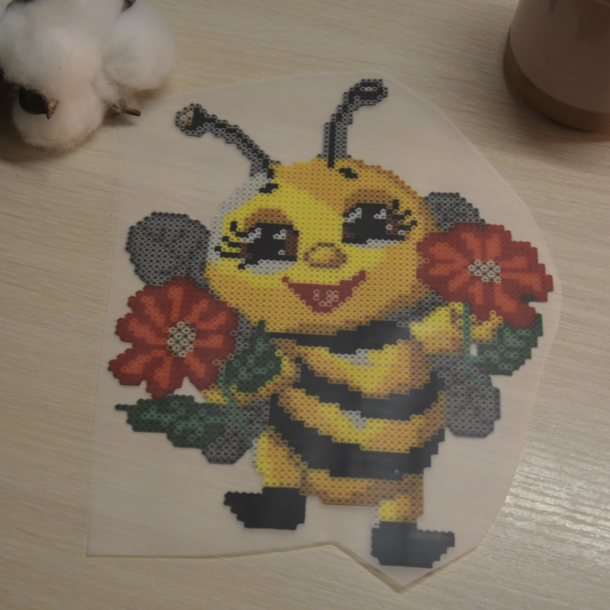 Бджілка з квітками