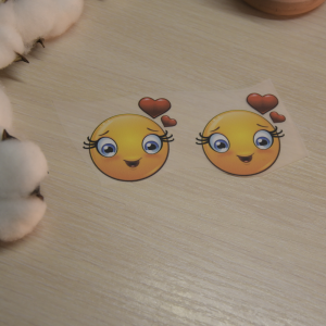 Смайлик з сердечком